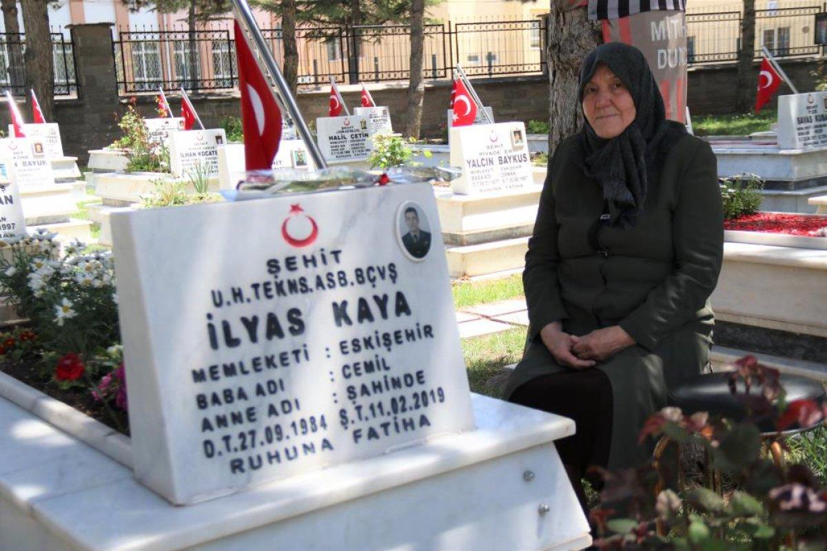 Şehit kabirlerinde buruk Anneler Günü