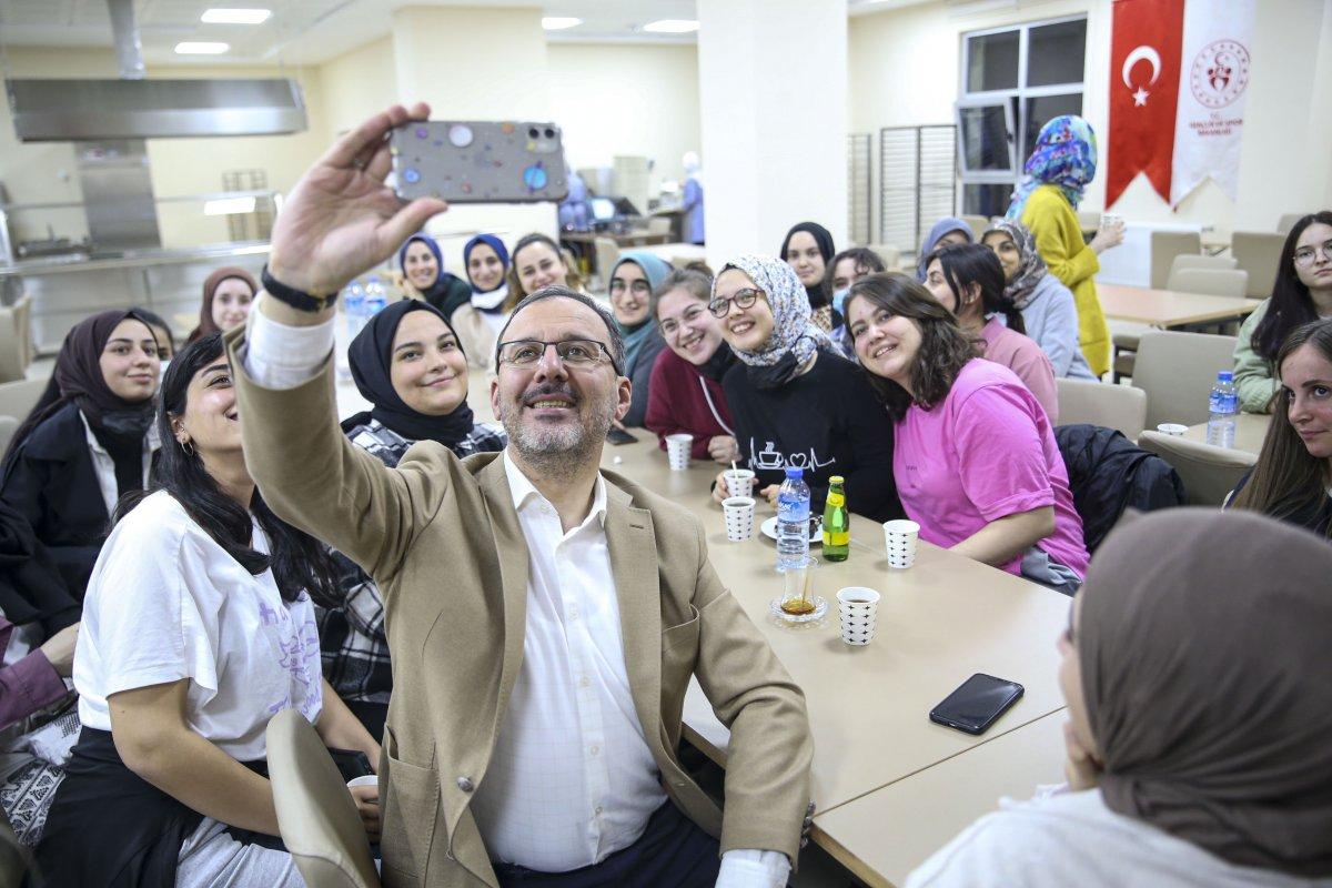 Mehmet Muharrem Kasapoğlu'nun yurttaki öğrencilere sürpriz ziyareti