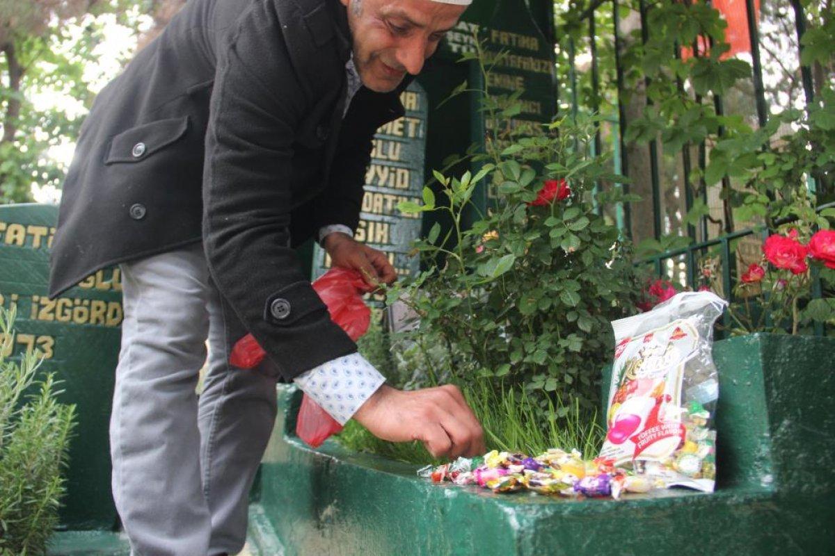 Şanlıurfa'da 22 yıl baktığı annesininin mezarını ziyaret etti