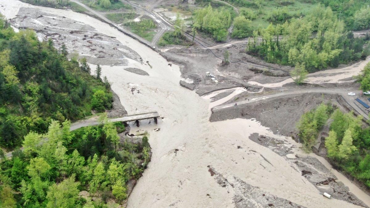 Kastamonu'da 14 köyü birbirine bağlayan köprü sele dayanamadı