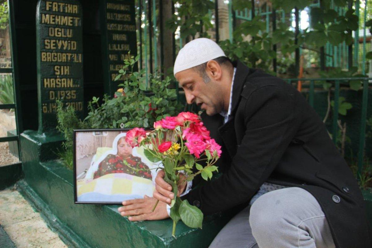 Şanlıurfa'da 22 yıl baktığı annesininin mezarını ziyaret etti