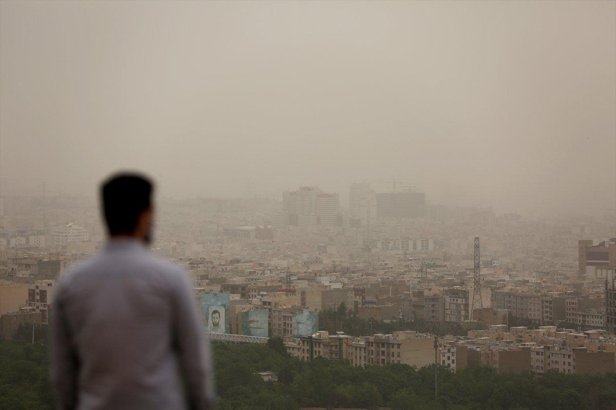 Tahran'da okullar, hava kirliliği nedeniyle tatil edildi