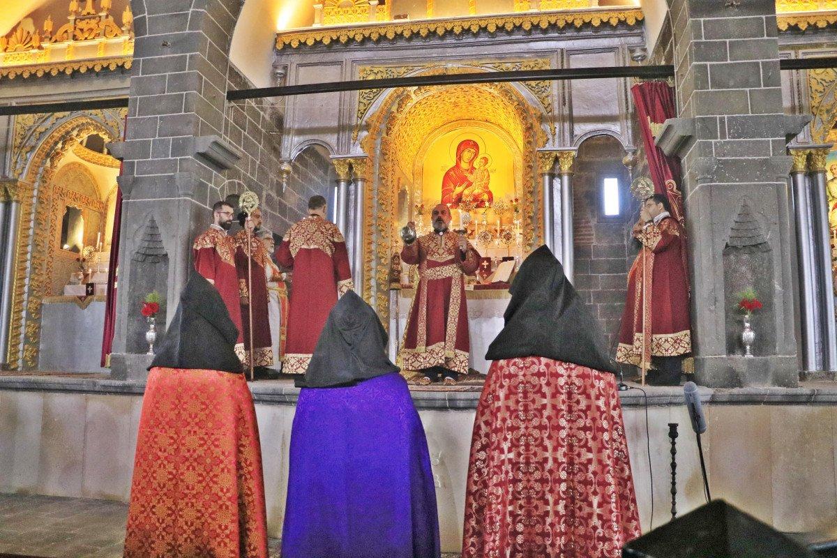 Surp Giragos Kilisesi'nde 7 yıl sonra ilk ayin yapıldı