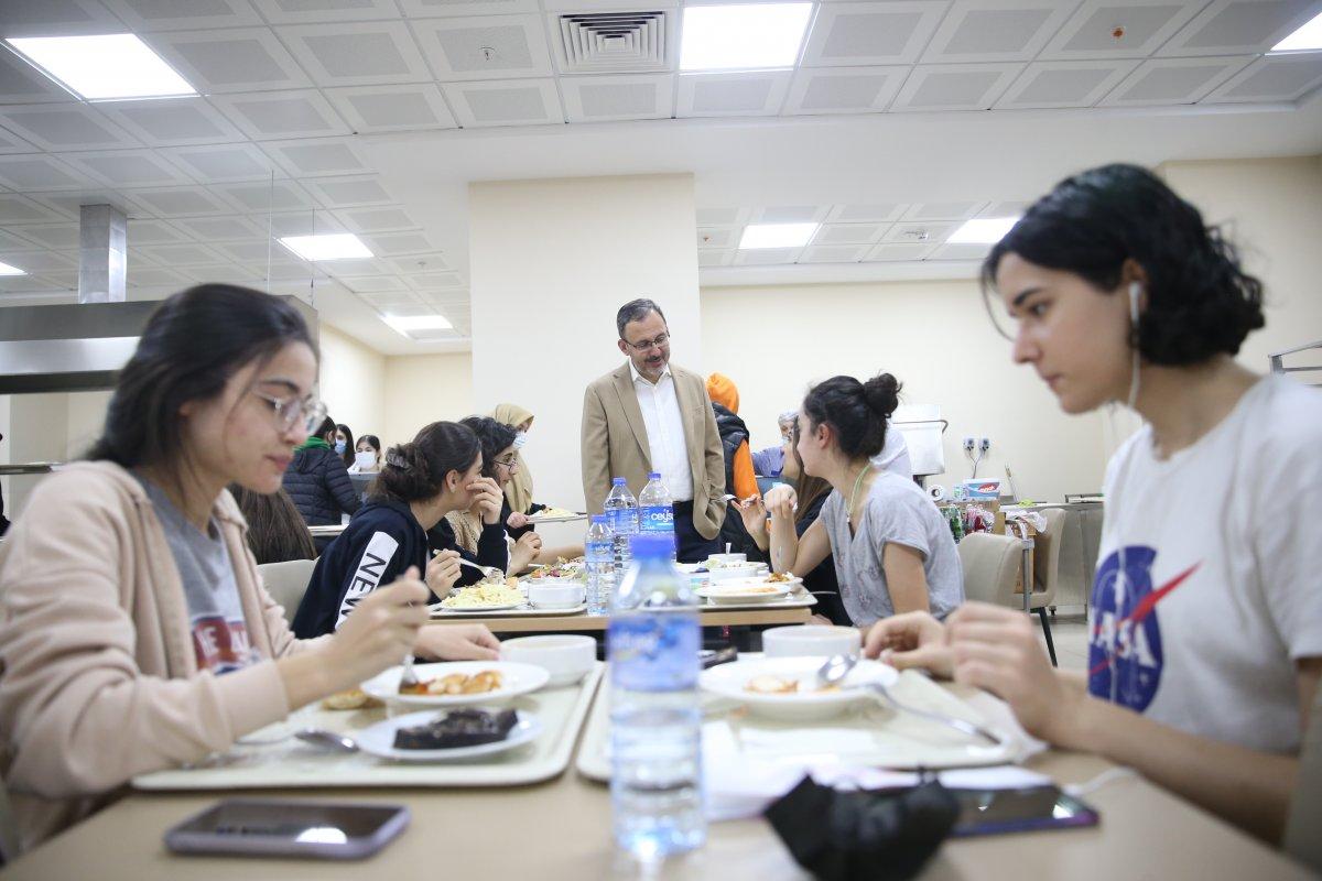 Mehmet Muharrem Kasapoğlu'nun yurttaki öğrencilere sürpriz ziyareti