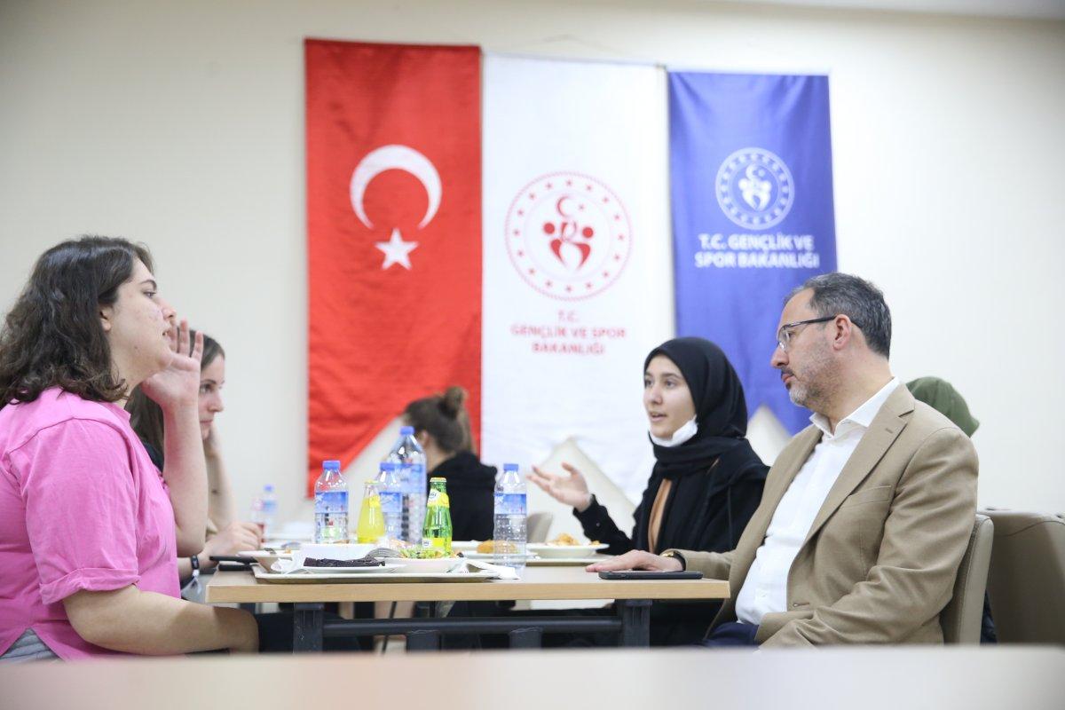 Mehmet Muharrem Kasapoğlu'nun yurttaki öğrencilere sürpriz ziyareti