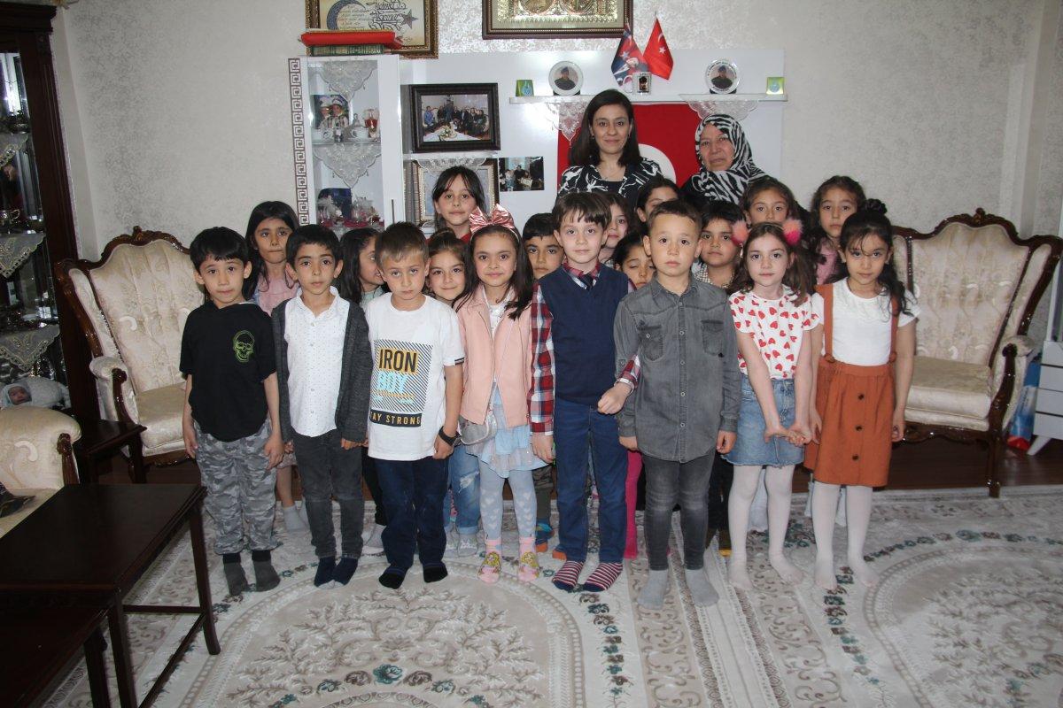 Elazığ'da 1'inci sınıf öğrencilerinden Şehit annesine sürpriz