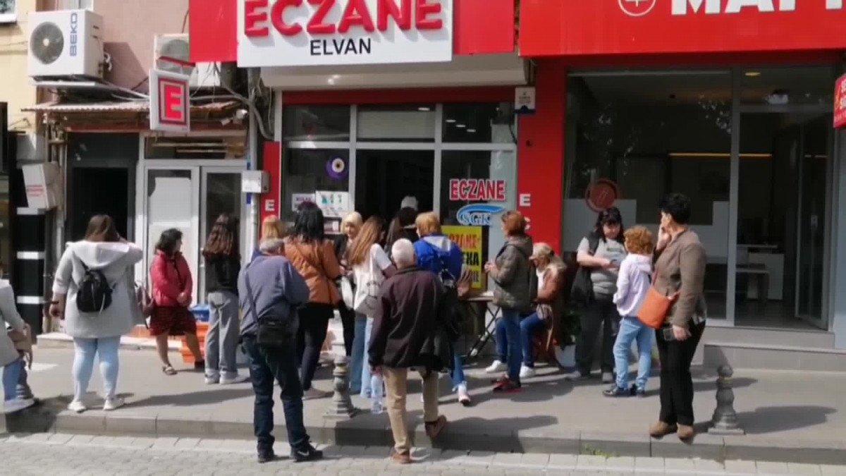 Bulgar turistler eczane önünde kuyruk oluşturdu