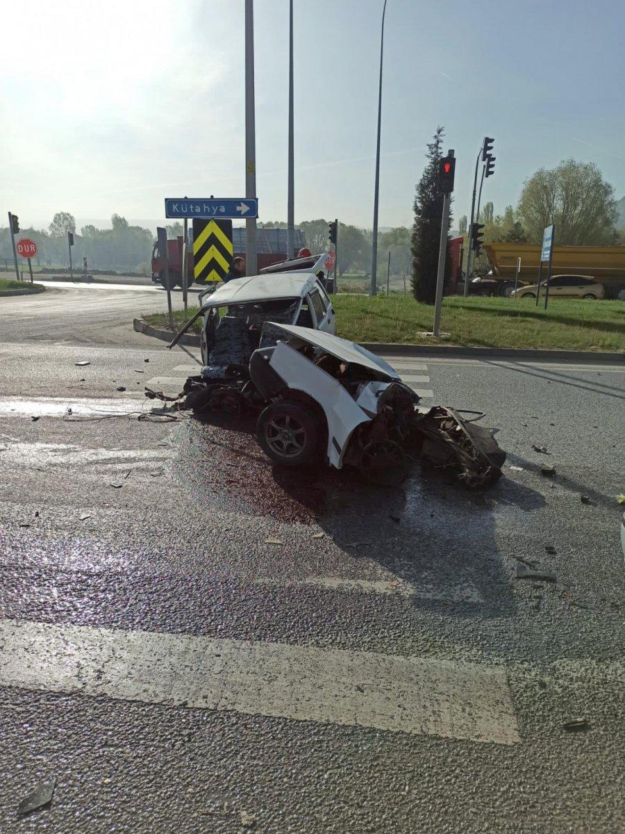 Kütahya'da kaza yapan otomobil ikiye bölündü