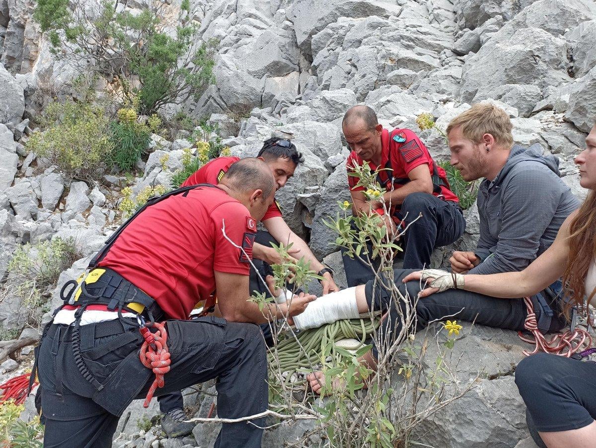 Antalya'da dağa tırmanan ABD'li bacağını kırınca helikopterle alındı