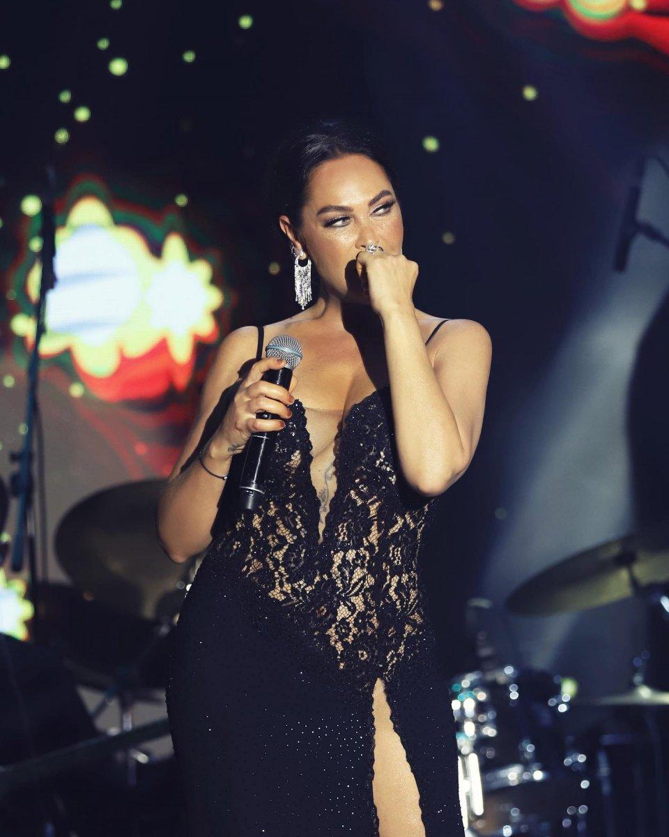 Hülya Avşar'dan dekolte şov