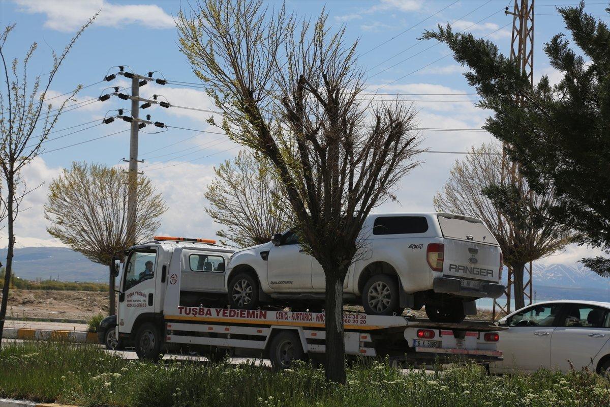 Van'da kaçak göçmen taşıyan sürücü, polise çarptı