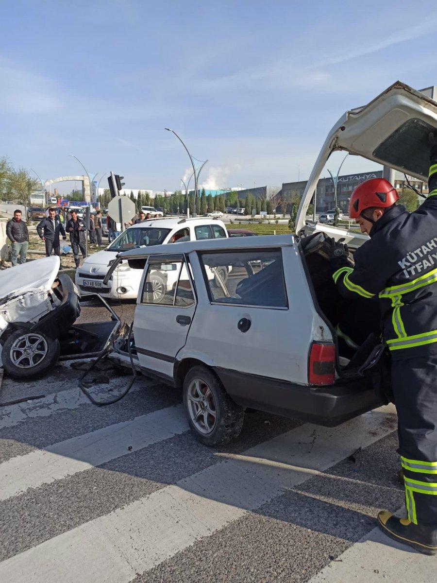 Kütahya'da kaza yapan otomobil ikiye bölündü