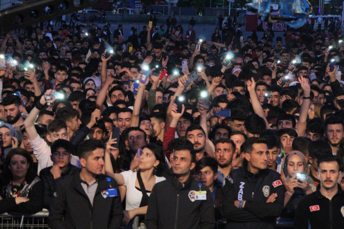 Giyimi nedeniyle Batman'da istenmeyen Hande Yener'in konseri full çekti