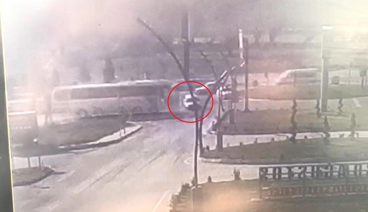 Kütahya'da kaza yapan otomobil ikiye bölündü