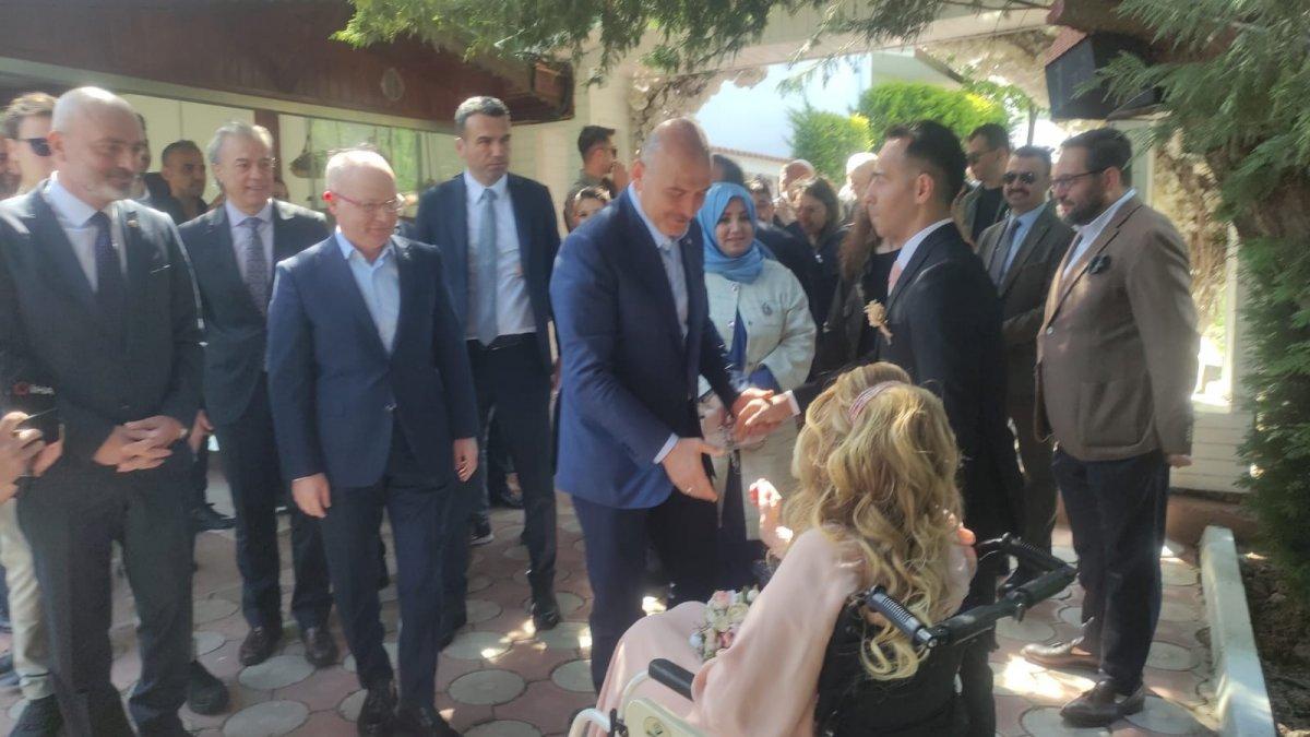 Eski vekil Bennur Karaburun'un nişan kurdelesini Süleyman Soylu kesti