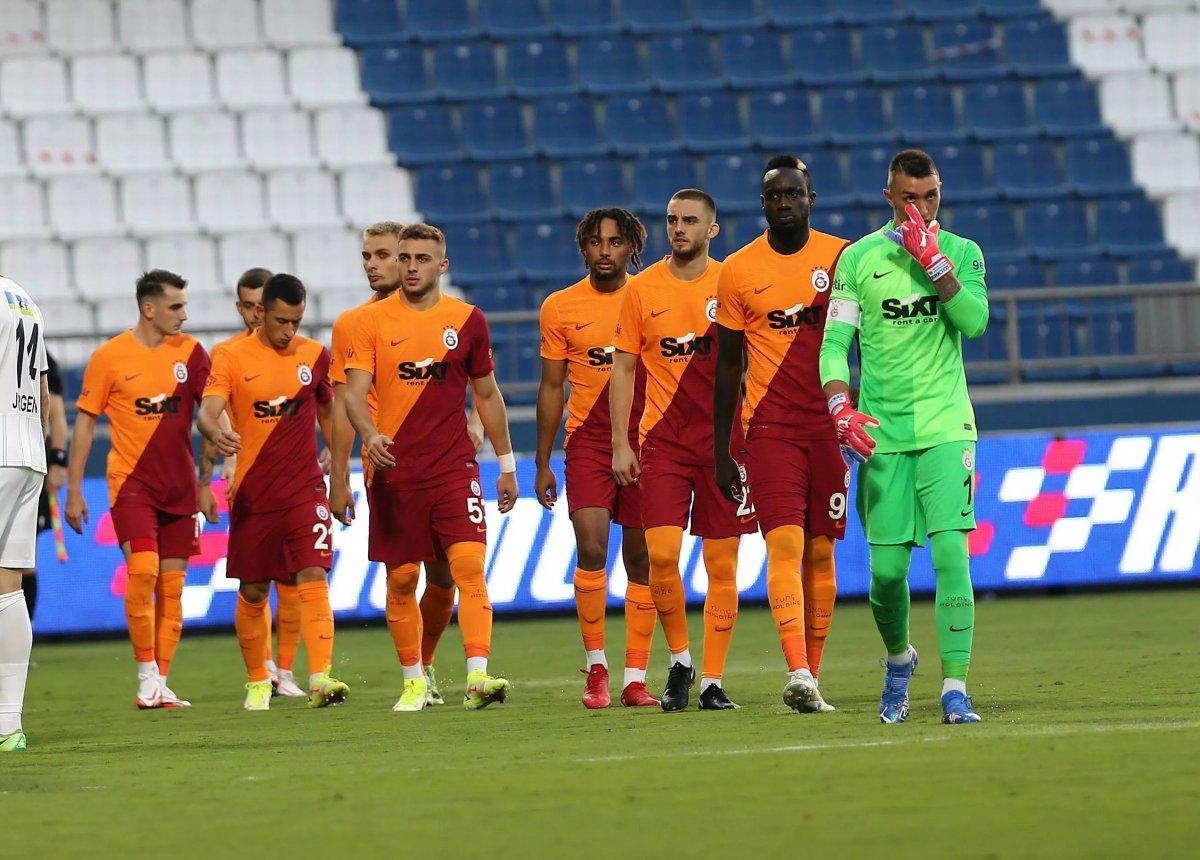 Galatasaray'da futbolcular mutsuz