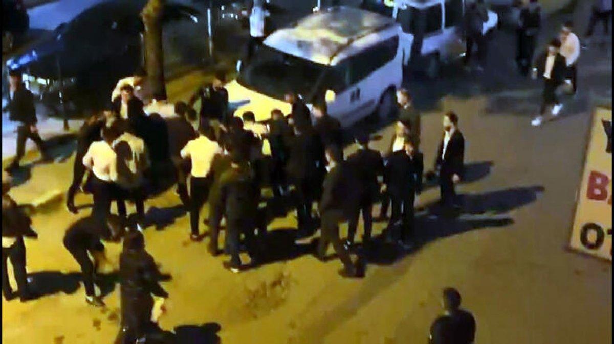 Avcılar'da düğün çıkışı tekme tokat kavga anı