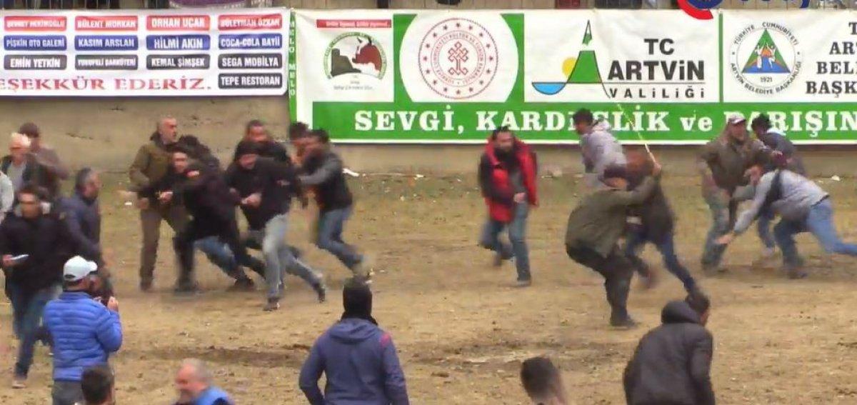 Artvin’de şampiyon boğa, horon oynayan kalabalığa daldı