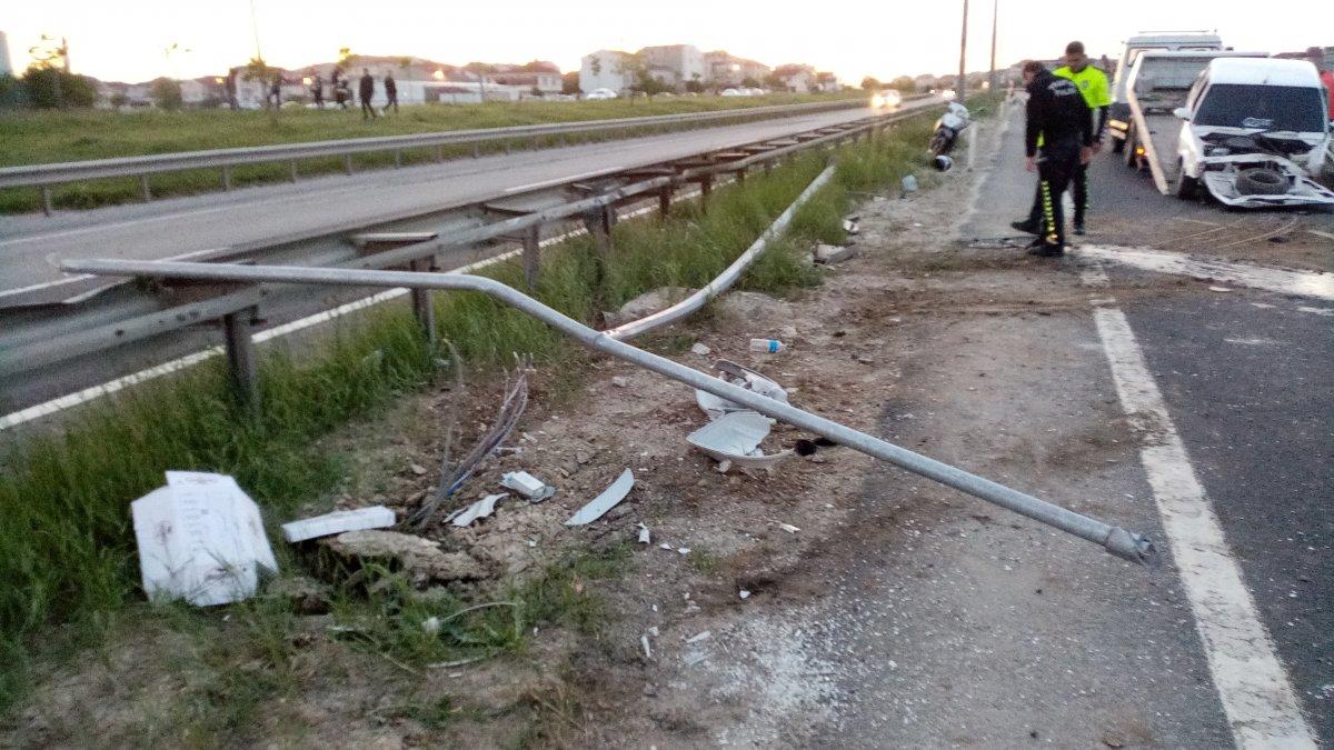 Tekirdağ'da otomobil aydınlatma direğine çarptı: 5 yaralı