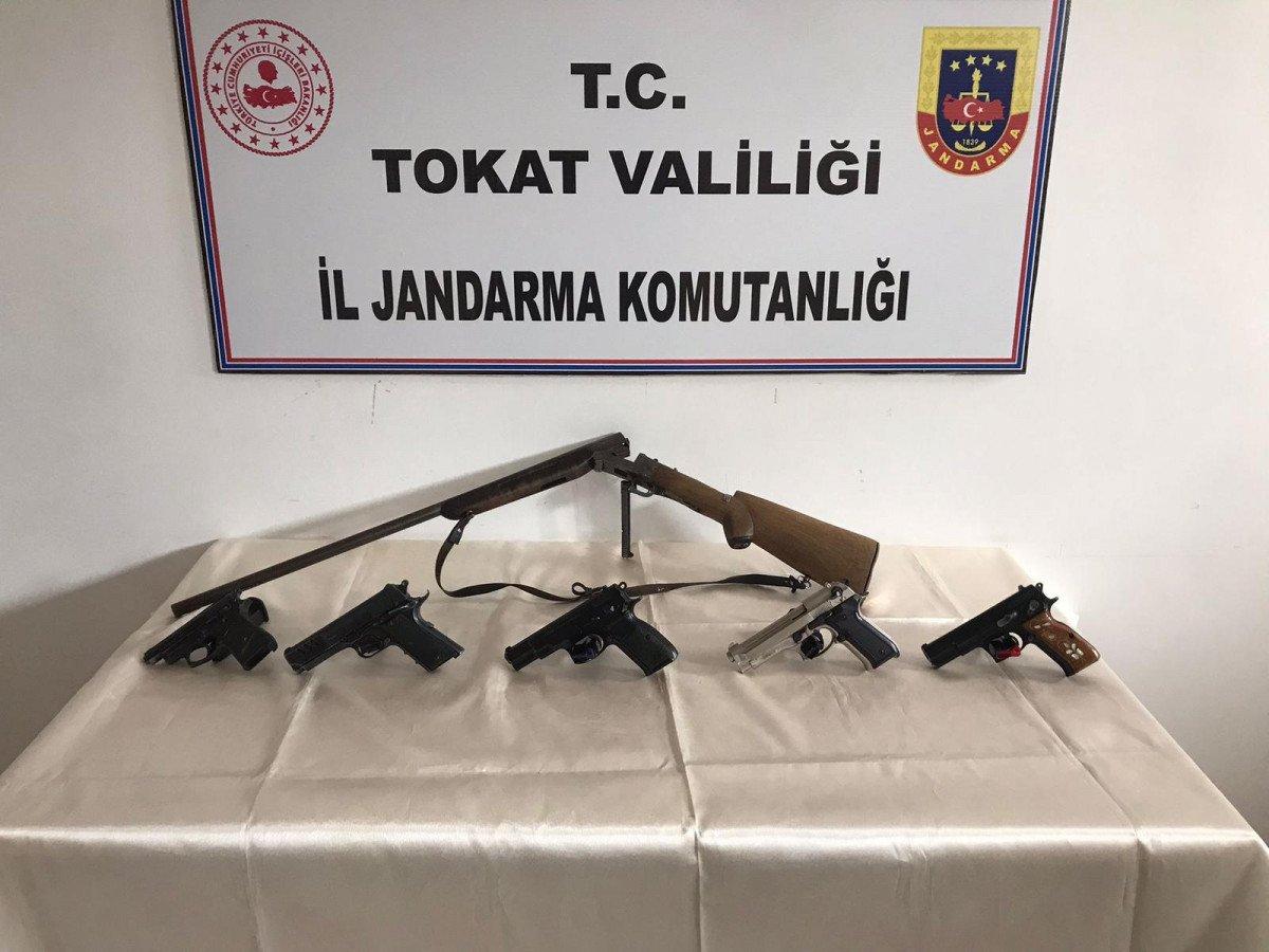 Tokat’ta düğünde havaya ateş edenler, jandarma operasyonuyla yakalandı