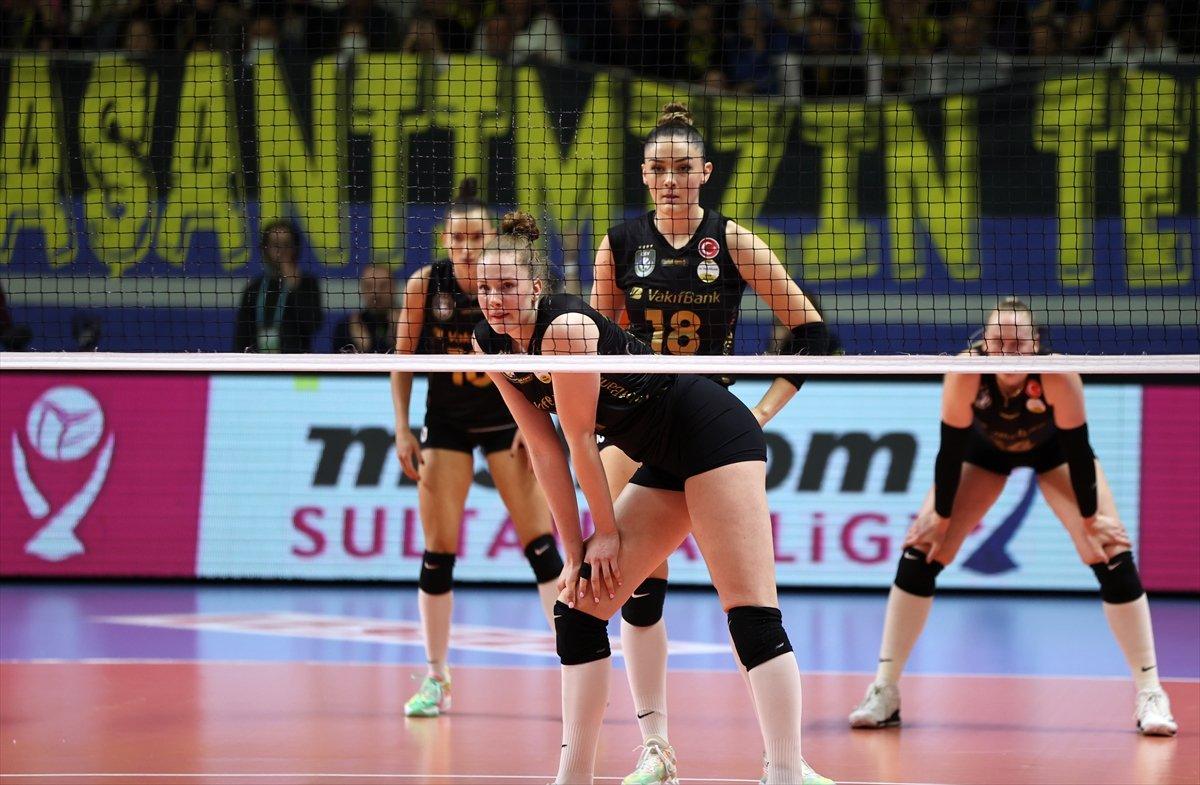 VakıfBank, Sultanlar Ligi play-off finalinde Fenerbahçe karşısında seriyi 2-2 yaptı