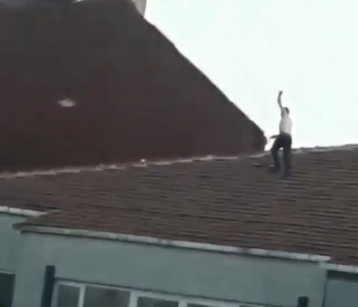 Kağıthane'de çatıya çıkan madde bağımlısı, kiremitleri sokağa attı