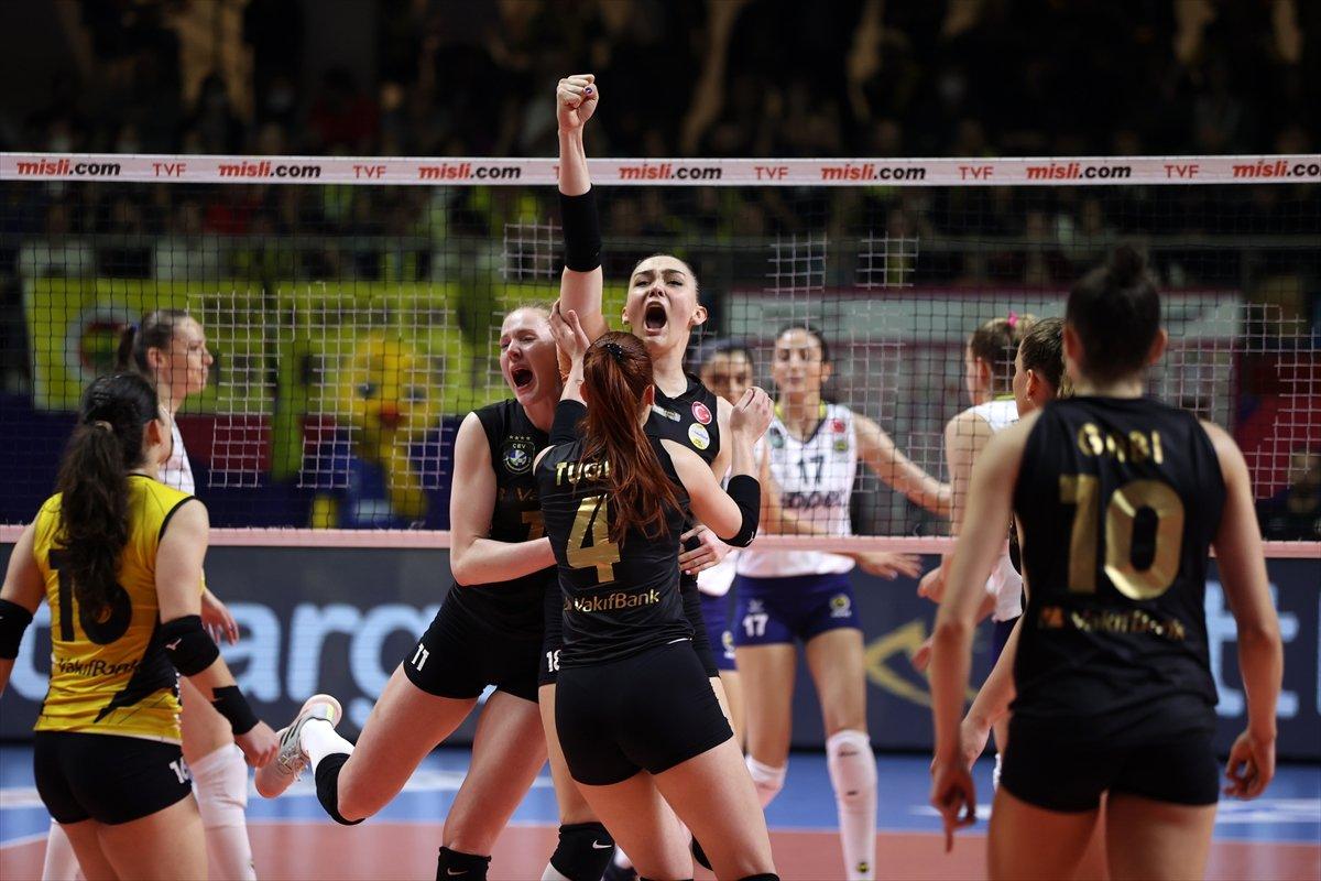 VakıfBank, Sultanlar Ligi play-off finalinde Fenerbahçe karşısında seriyi 2-2 yaptı
