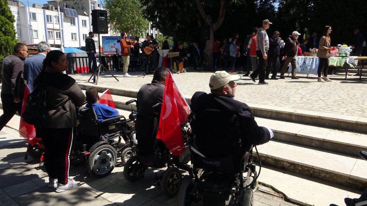 Edirne'de engelliler kendileri için düzenlenen programı uzaktan izledi