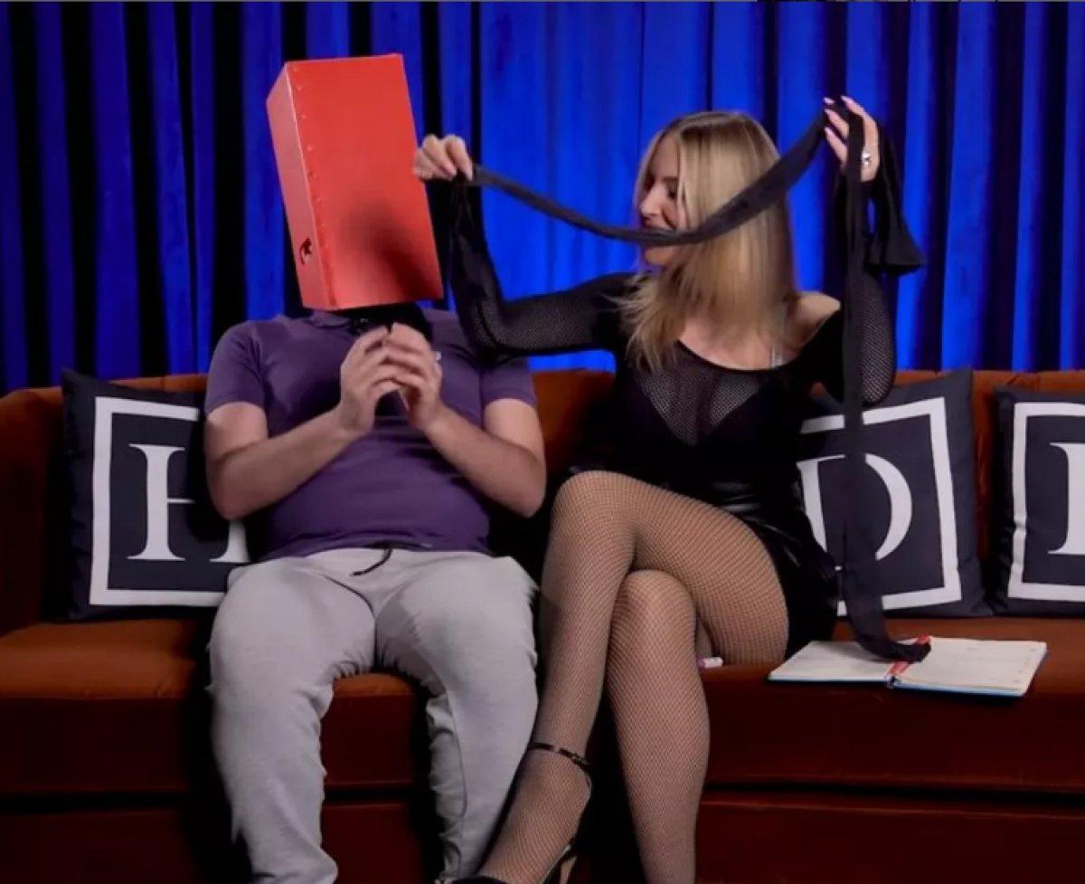 Hande Sarıoğlu, file çorabını hediye etti