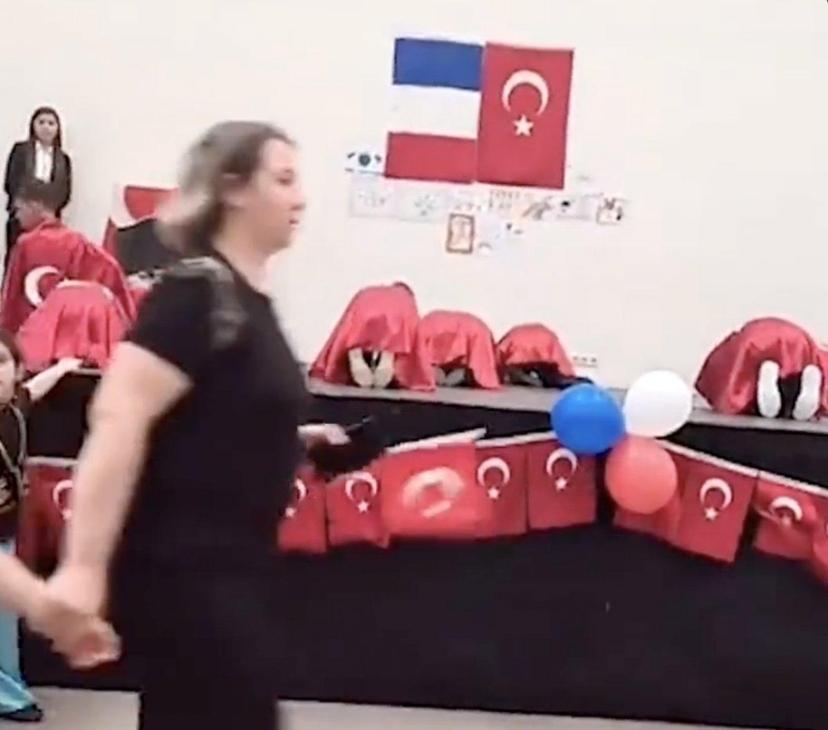 Fransa'daki bir Türk okulundan 23 Nisan görüntüleri