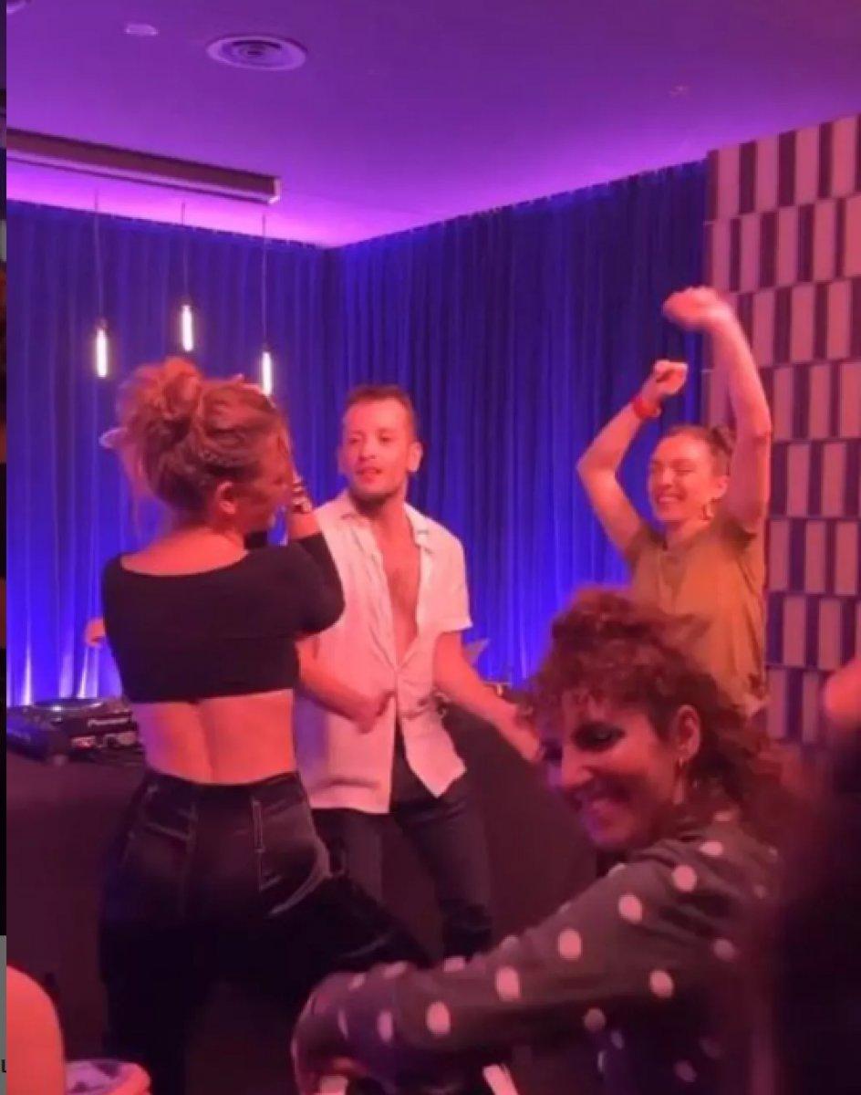 Serenay Sarıkaya'dan kalça dansı