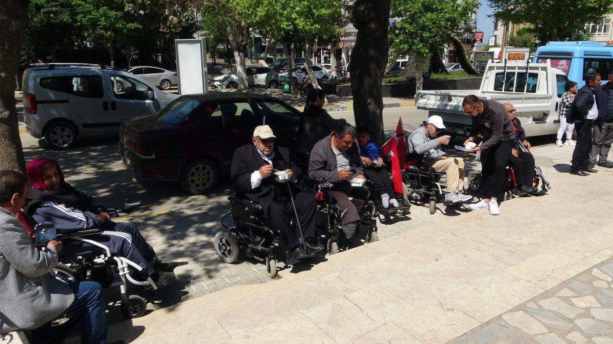 Edirne'de engelliler kendileri için düzenlenen programı uzaktan izledi