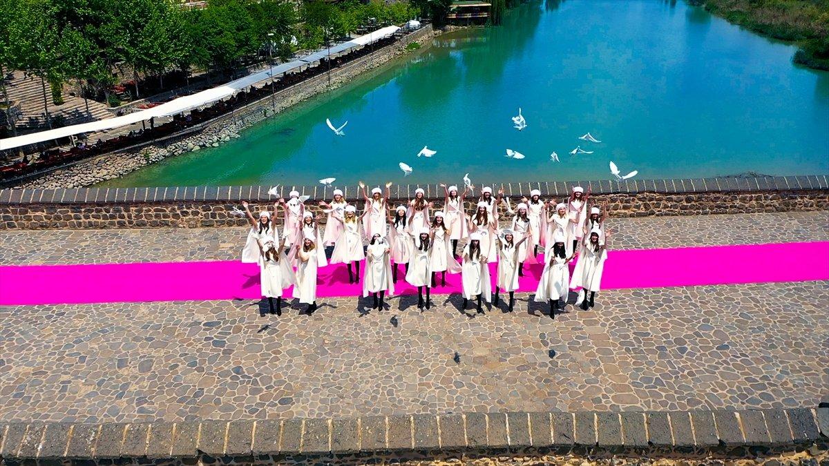 Diyarbakır'ın tarihi mekanlarında defile düzenlendi