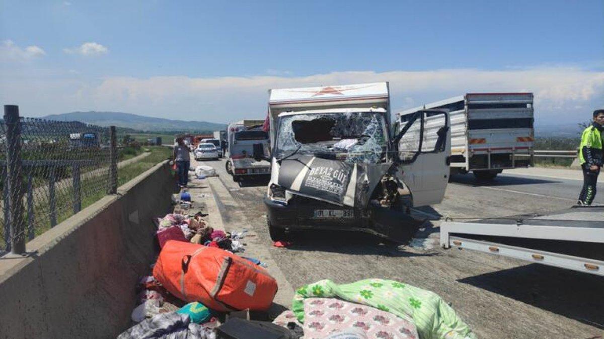 Osmaniye'de, mevsimlik işçileri taşıyan kamyonet şarampole devrildi
