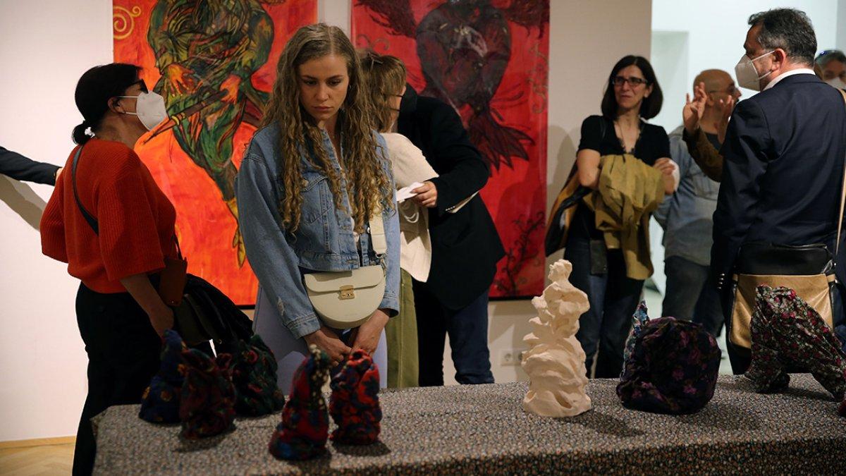 Yabancılaşma ve farklı kültürler temalı modern sanat sergisi