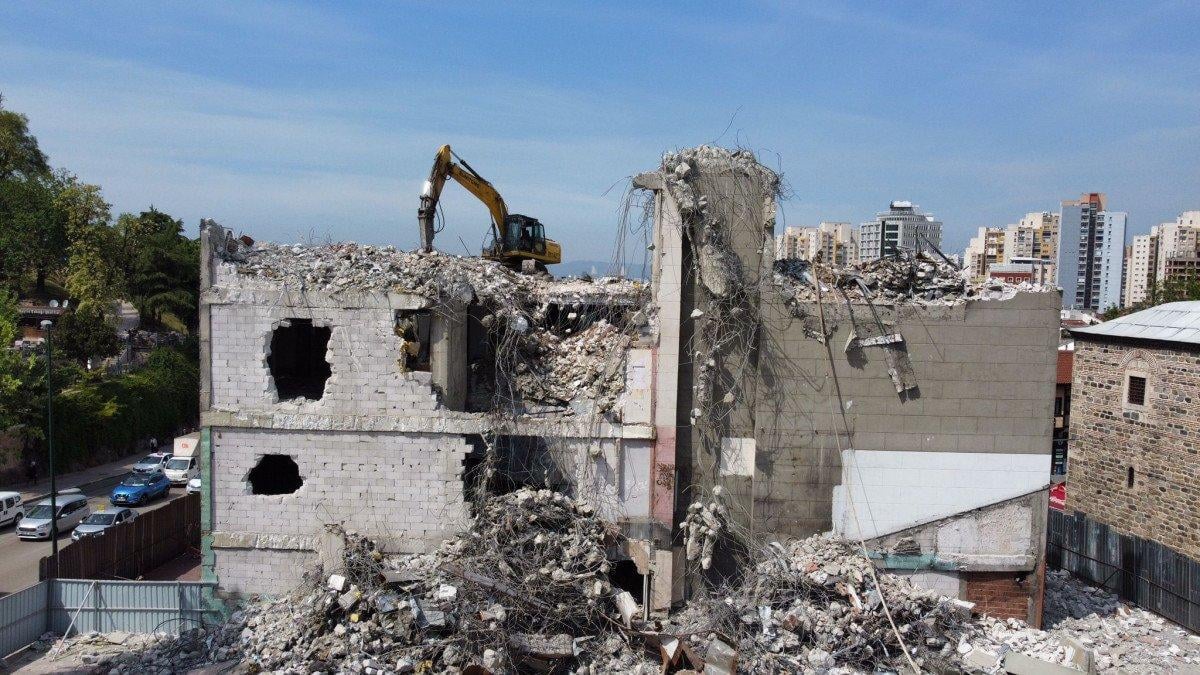 Bursa'da AVM'de bulunan mağazanın tavanı çöktü