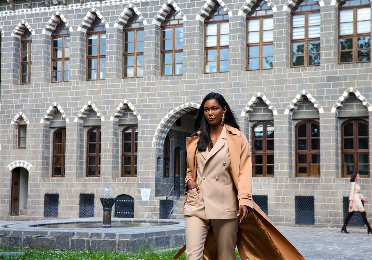 Diyarbakır'ın tarihi mekanlarında defile düzenlendi