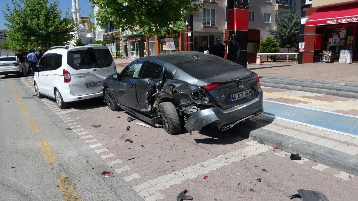 Malatya'daki kadın zincirleme kazada ölümden döndü
