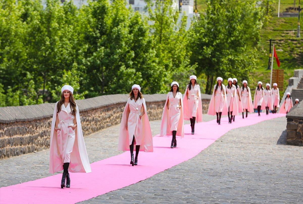 Diyarbakır'ın tarihi mekanlarında defile düzenlendi