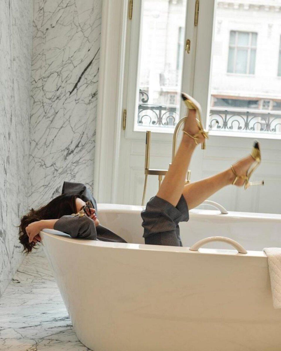 Nesrin Cavadzade küvette poz verdi