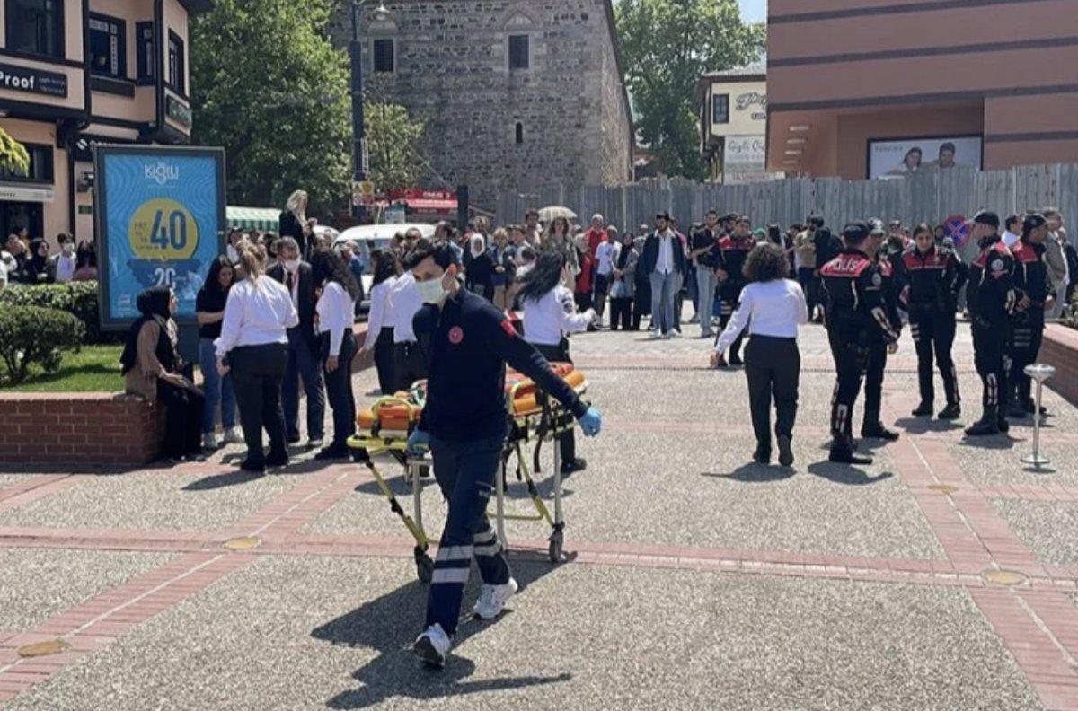 Bursa'da AVM'de bulunan mağazanın tavanı çöktü