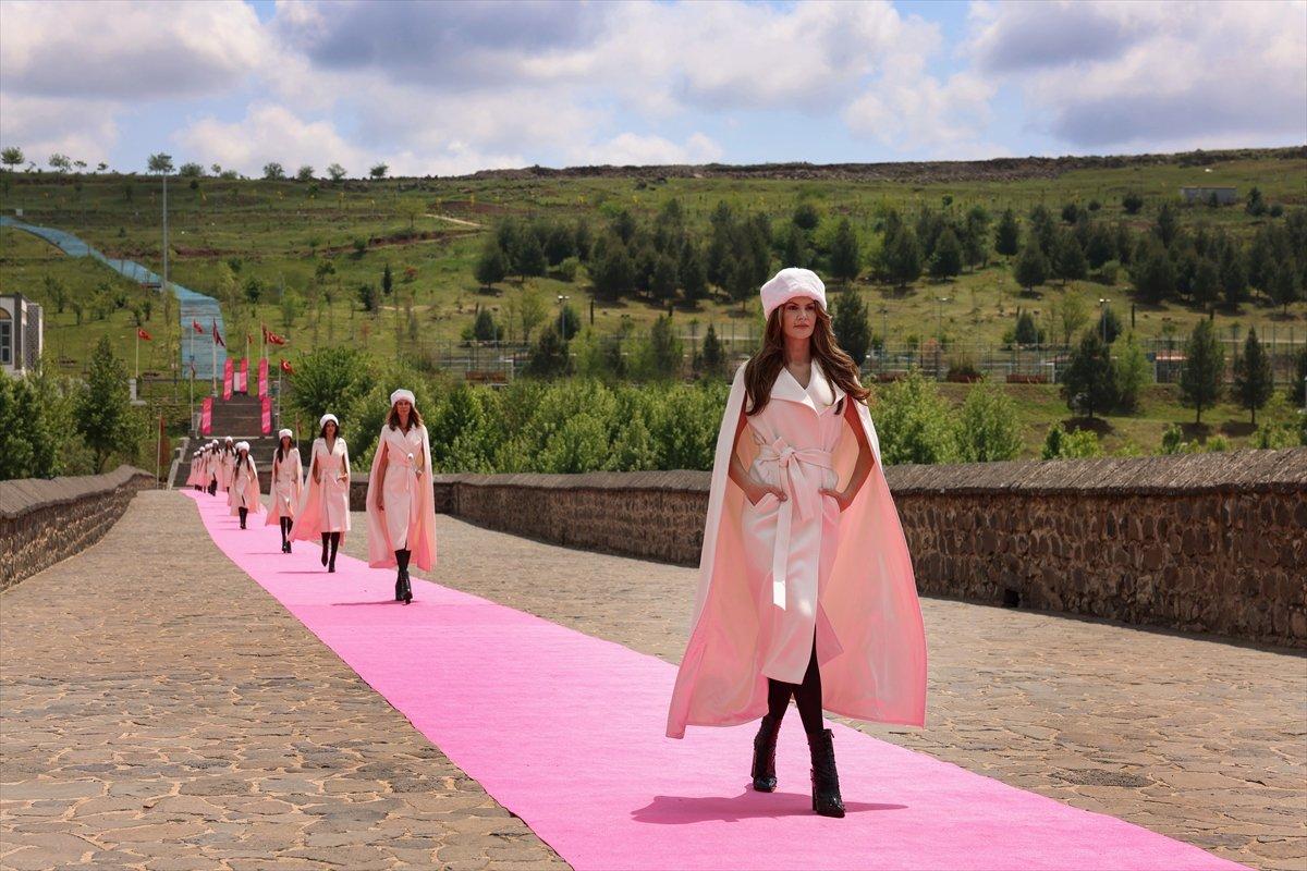 Diyarbakır'ın tarihi mekanlarında defile düzenlendi