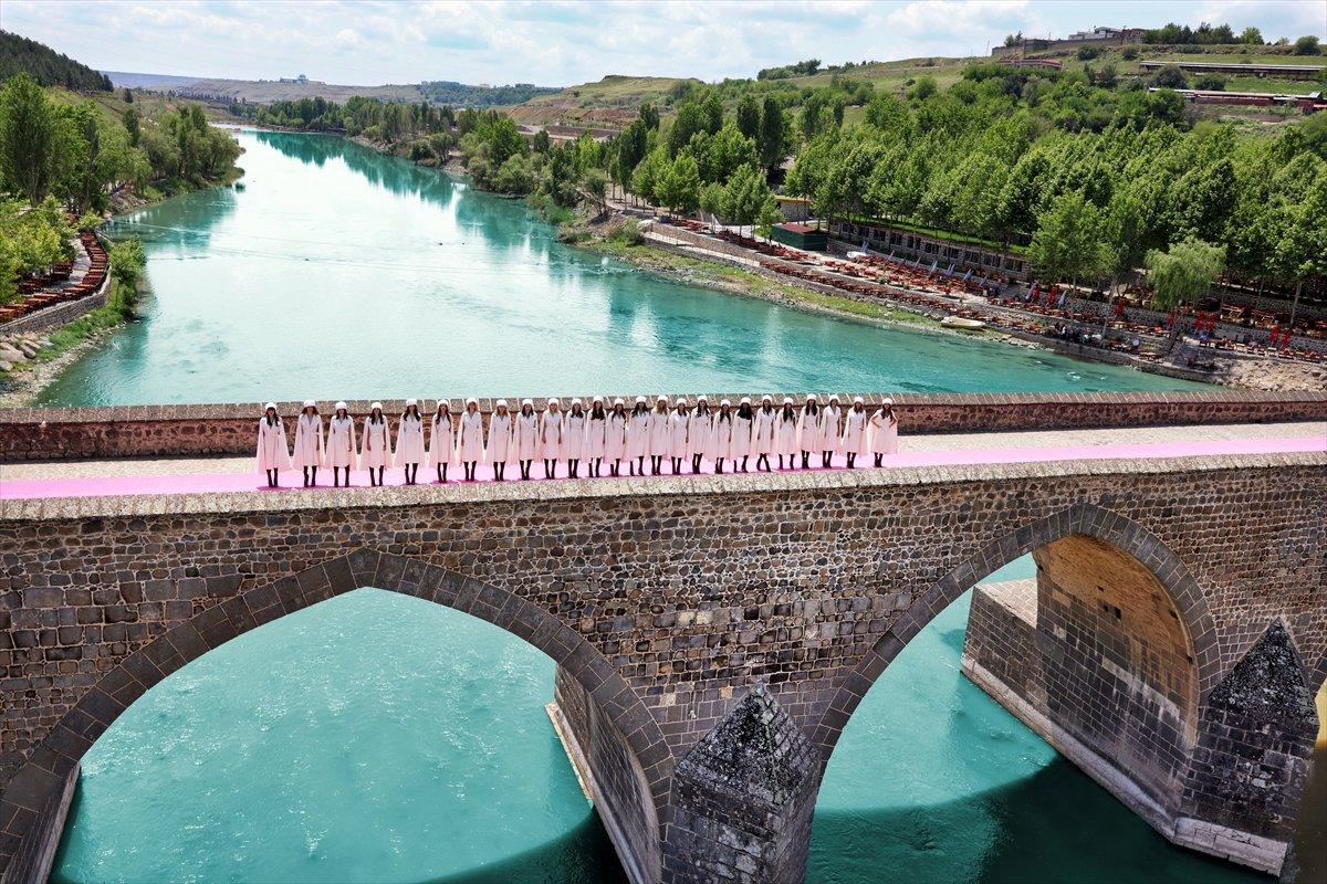 Diyarbakır'ın tarihi mekanlarında defile düzenlendi