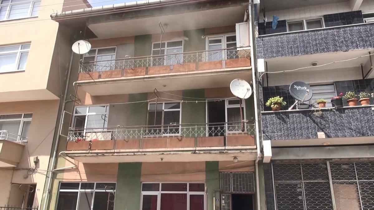 Kocaeli'de 3 yaşındaki çocuk evi yaktı