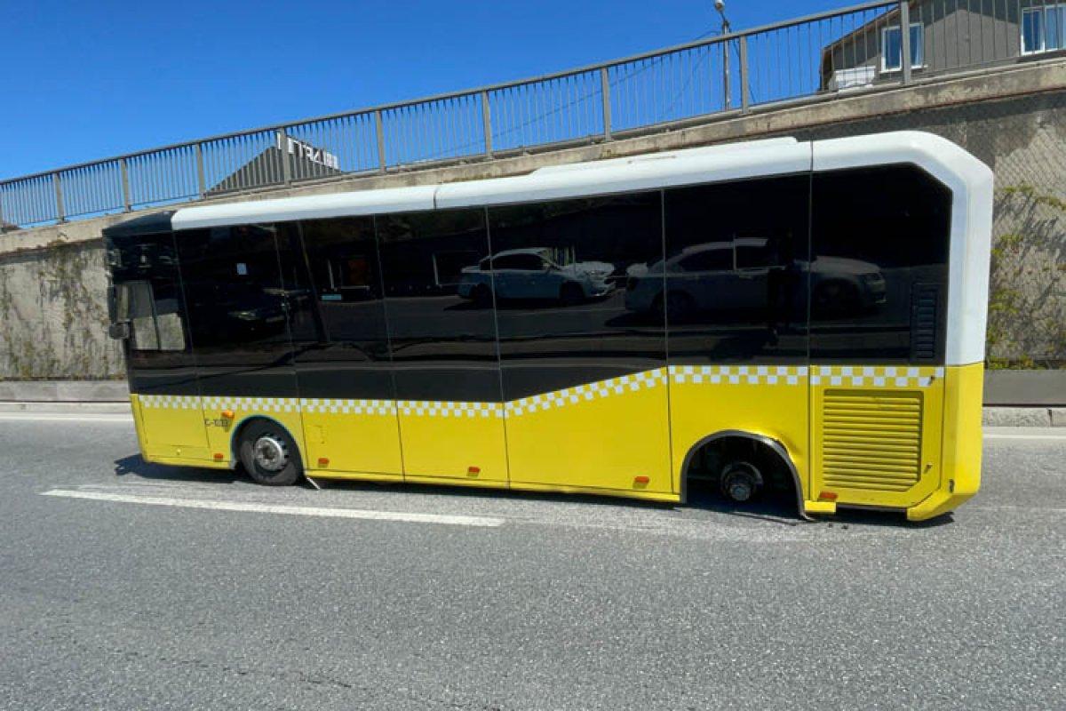 Beykoz'da İETT otobüsünün lastiği çıktı