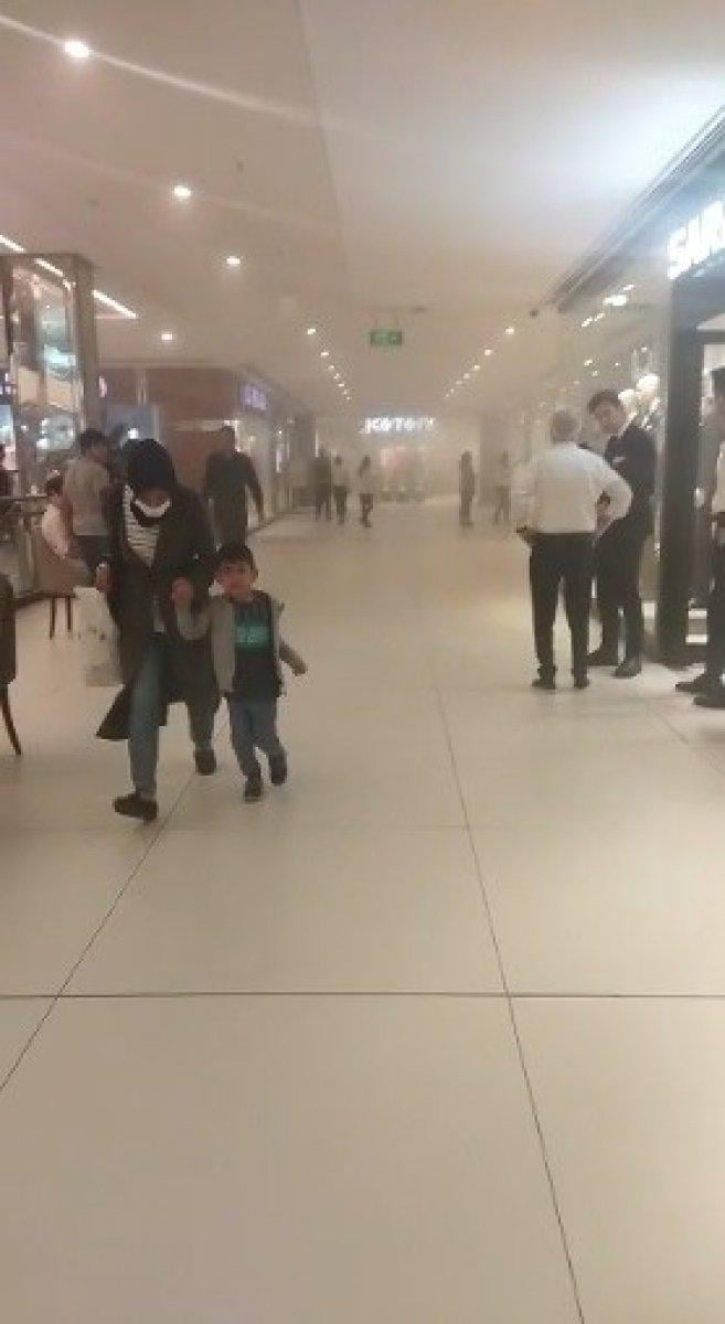 Bursa'da AVM'de bulunan mağazanın tavanı çöktü