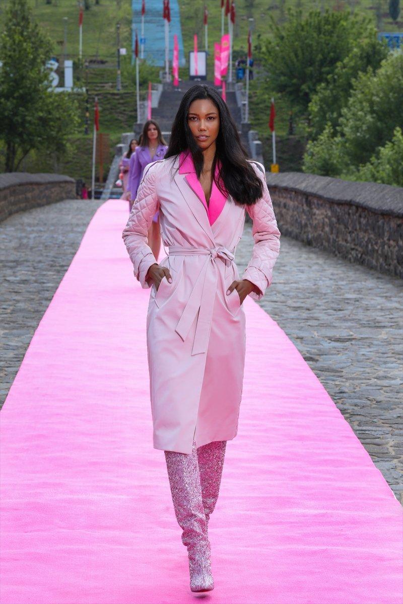 Diyarbakır'ın tarihi mekanlarında defile düzenlendi