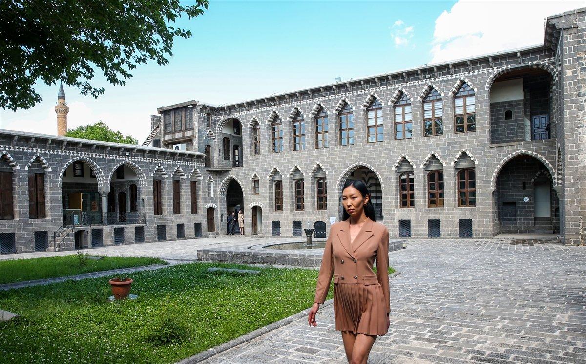 Diyarbakır'ın tarihi mekanlarında defile düzenlendi