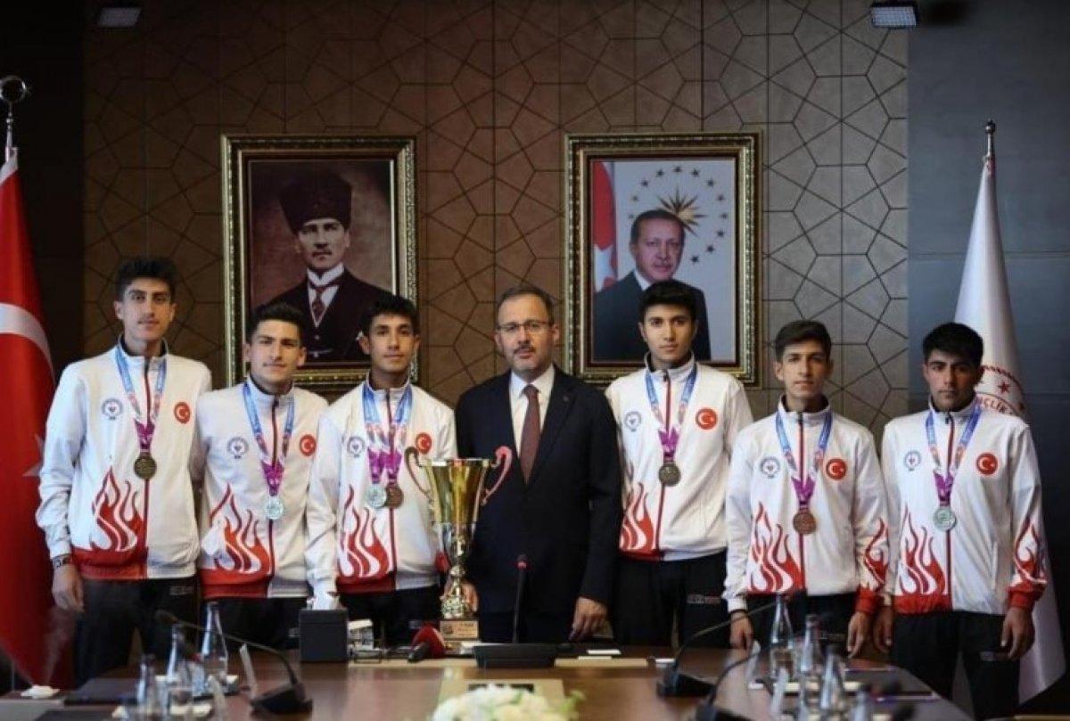 Cumhurbaşkanı Erdoğan, Bitlisli şampiyon sporcularla buluştu