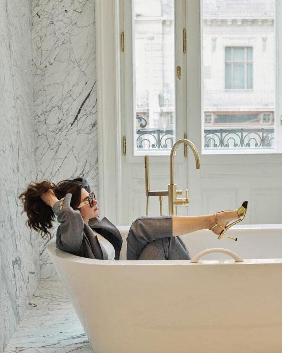 Nesrin Cavadzade küvette poz verdi